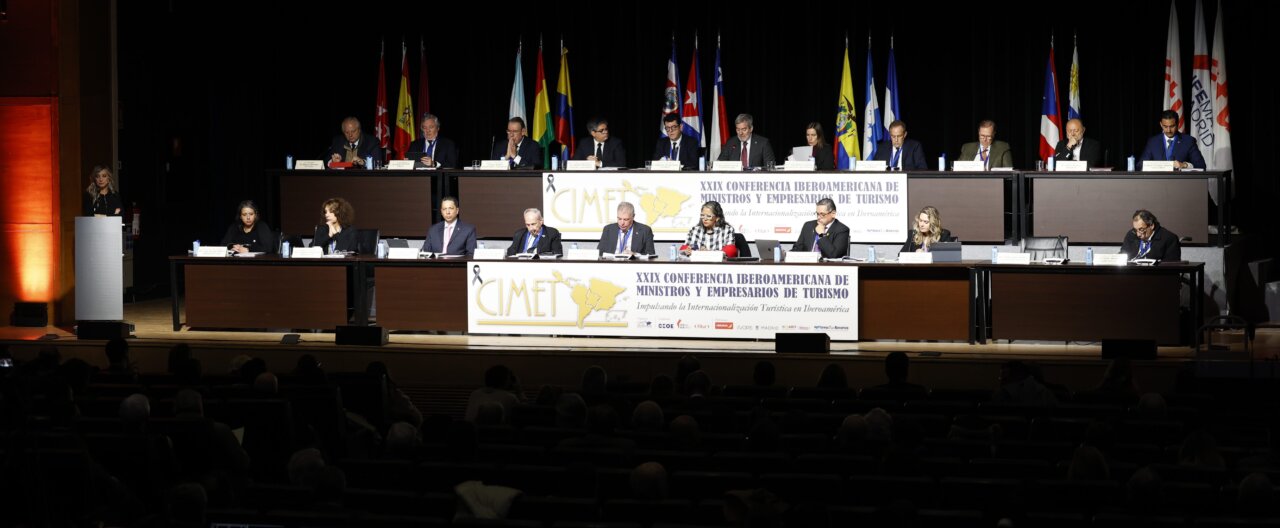 Mesa de conferenciantes en la XXIX Conferencia Iberoamericana de Turismo
