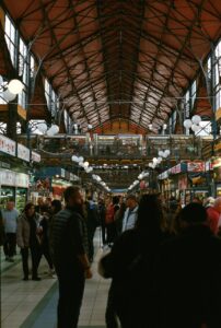 Interiores del Viejo Mercado de Resistencia con visitantes y comercios
