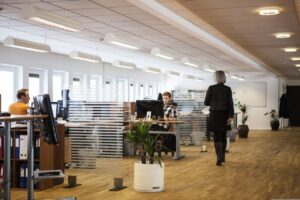 Oficina moderna con empleados trabajando en sus escritorios