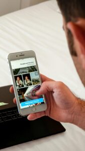 Persona usando un teléfono móvil para acceder a una plataforma de asistencia al viajero