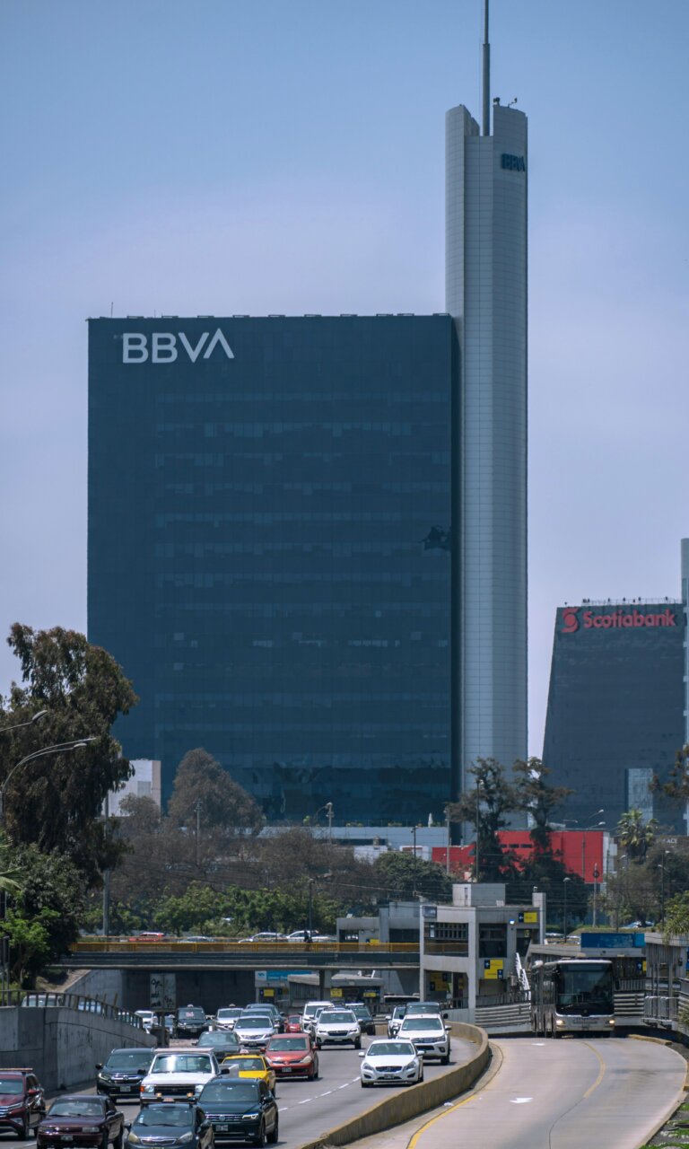 Edificio de BBVA en Perú con tráfico en la carretera