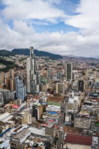 Vista panorámica de Bogotá con edificios y montañas al fondo