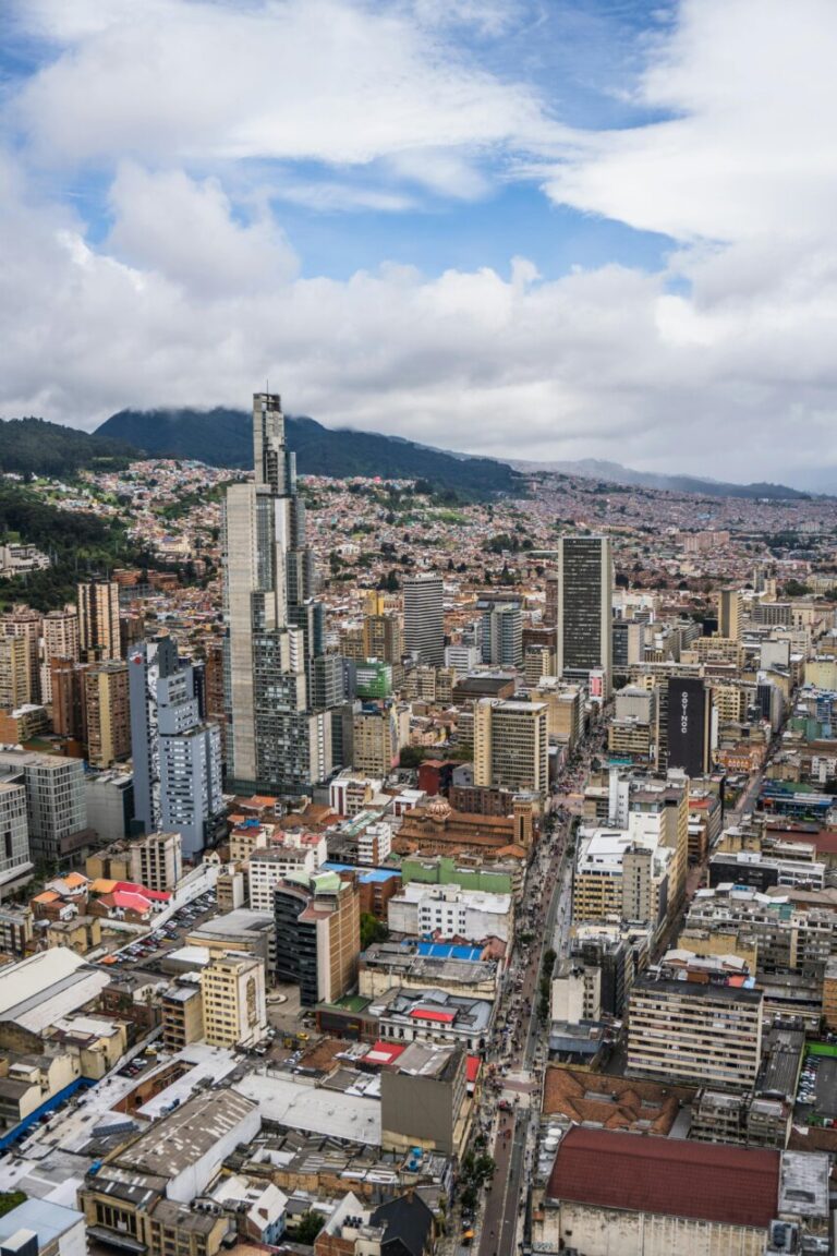 Vista panorámica de Bogotá con edificios y montañas al fondo