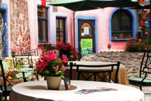 Mesa decorada con flores en un jardín colorido