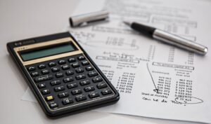 Calculadora sobre documentos financieros y un bolígrafo