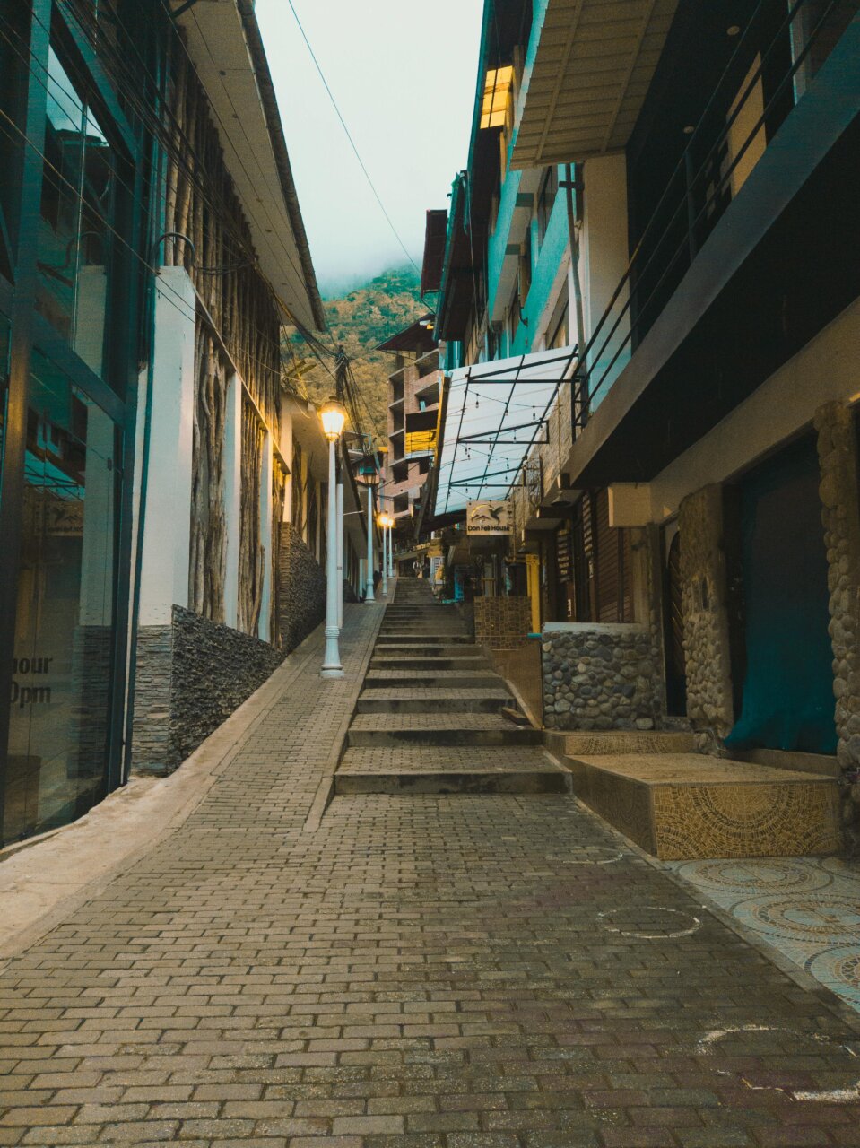 Calle en Aguas Calientes con edificios y escaleras