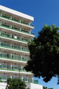Vista del nuevo hotel 5 estrellas en Cienfuegos con balcones verdes.