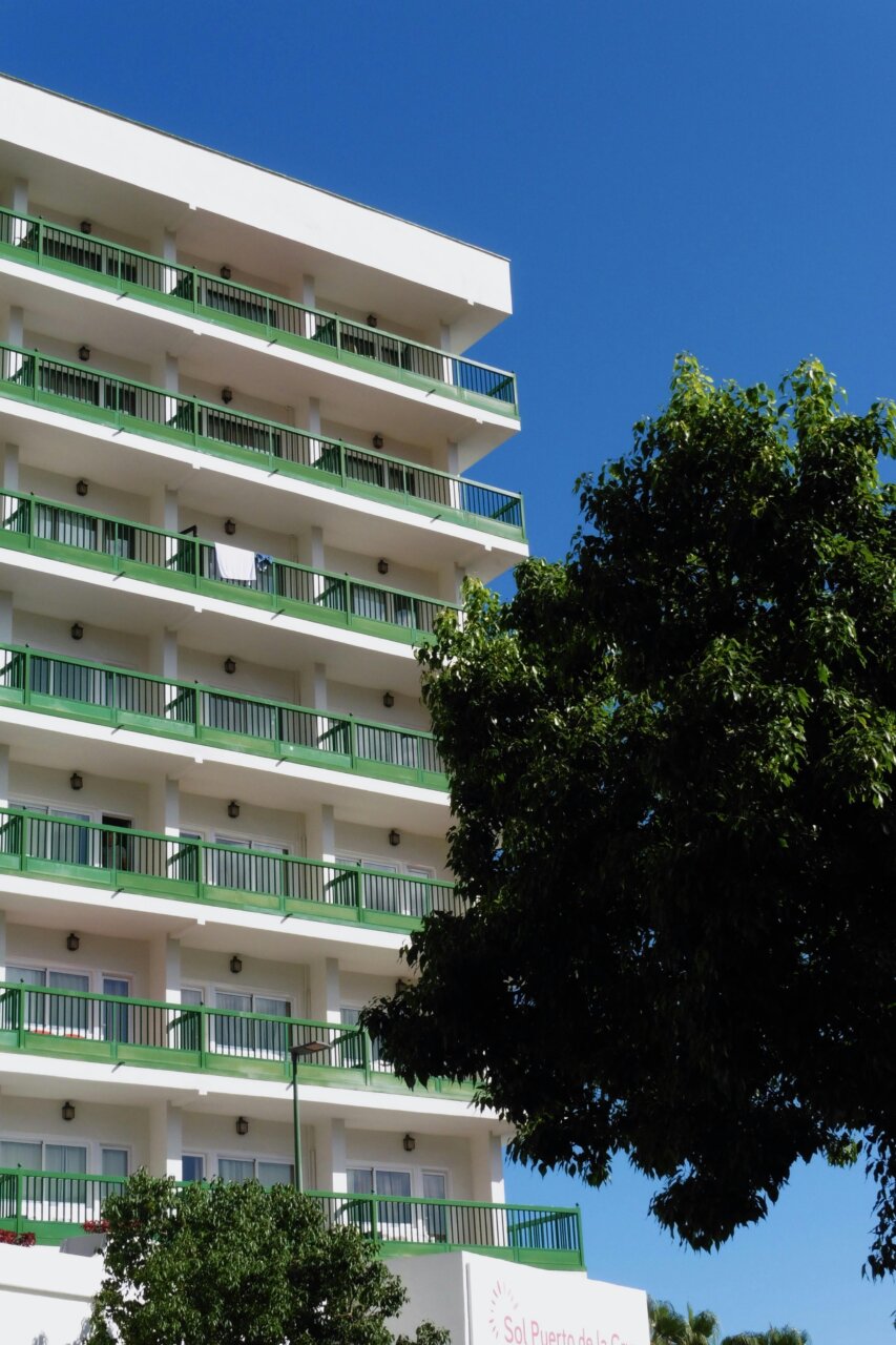 Vista del nuevo hotel 5 estrellas en Cienfuegos con balcones verdes.
