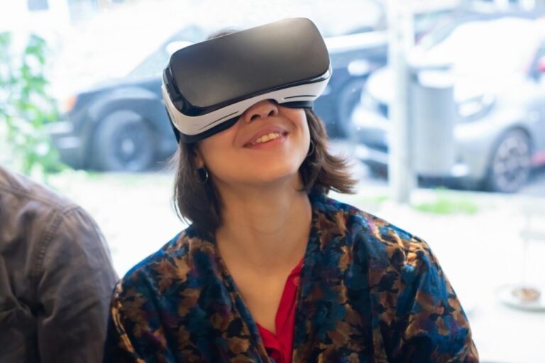Mujer usando gafas de realidad virtual en un entorno urbano