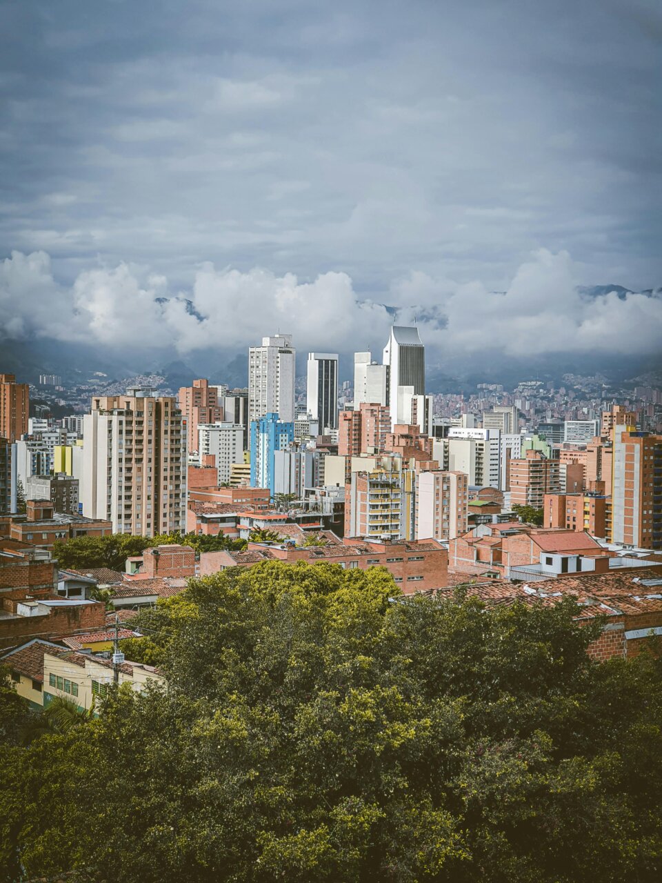 Vista panorámica de una ciudad moderna con edificios y nubes