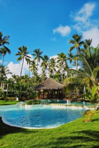 Vista del complejo hotelero Oasis Bay en Punta Cana con palmeras y piscina