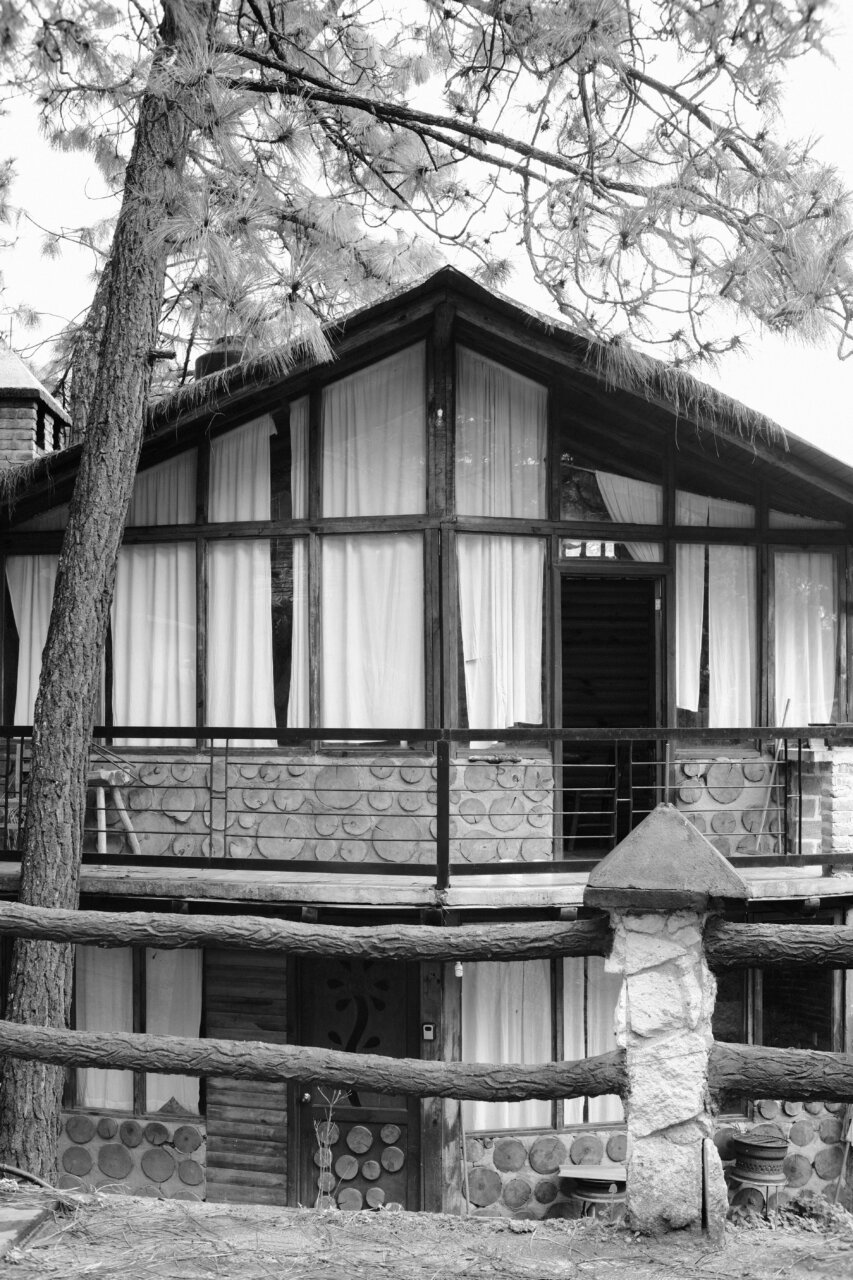 Cabaña de un complejo turístico con diseño contemporáneo en un entorno natural.