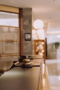 Recepción de un hotel con campana y decoración elegante