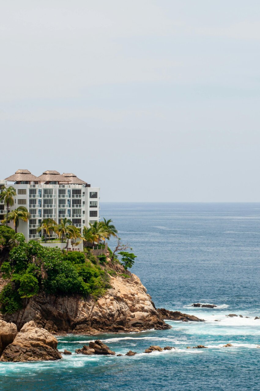 Vista del condominio Contramar Residencial en Ixtapa junto al mar