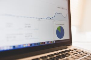 Gráficos de análisis de datos en una computadora portátil