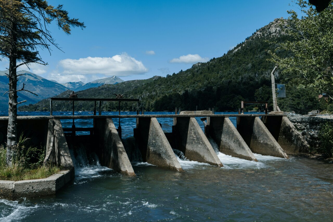 Vista del dique San Felipe en un entorno natural atractivo