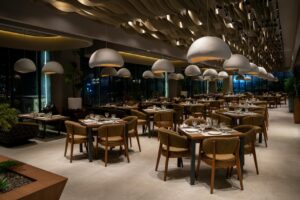 Interior del restaurante Fangio Restó y Café con mesas y sillas elegantes
