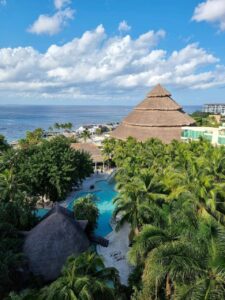 Vista aérea de un complejo turístico en Cozumel con palmeras y piscina