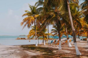 Playa de Guardalavaca con palmeras y sombrillas en la arena