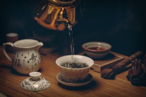 Té siendo servido en una taza con utensilios tradicionales