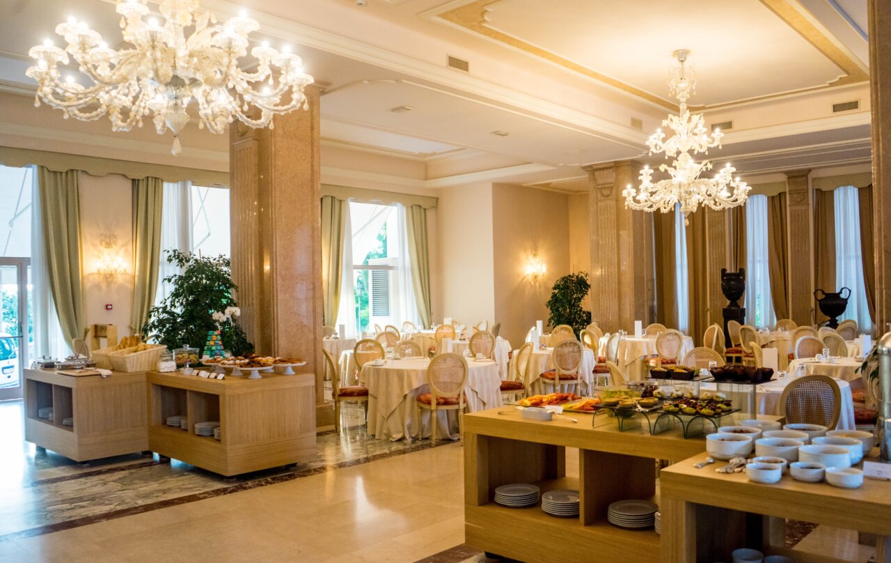 Interior del hotel Amerian en San Salvador de Jujuy con mesas y decoración elegante