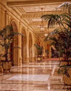 Lobby elegante de un hotel boutique con plantas y decoración lujosa