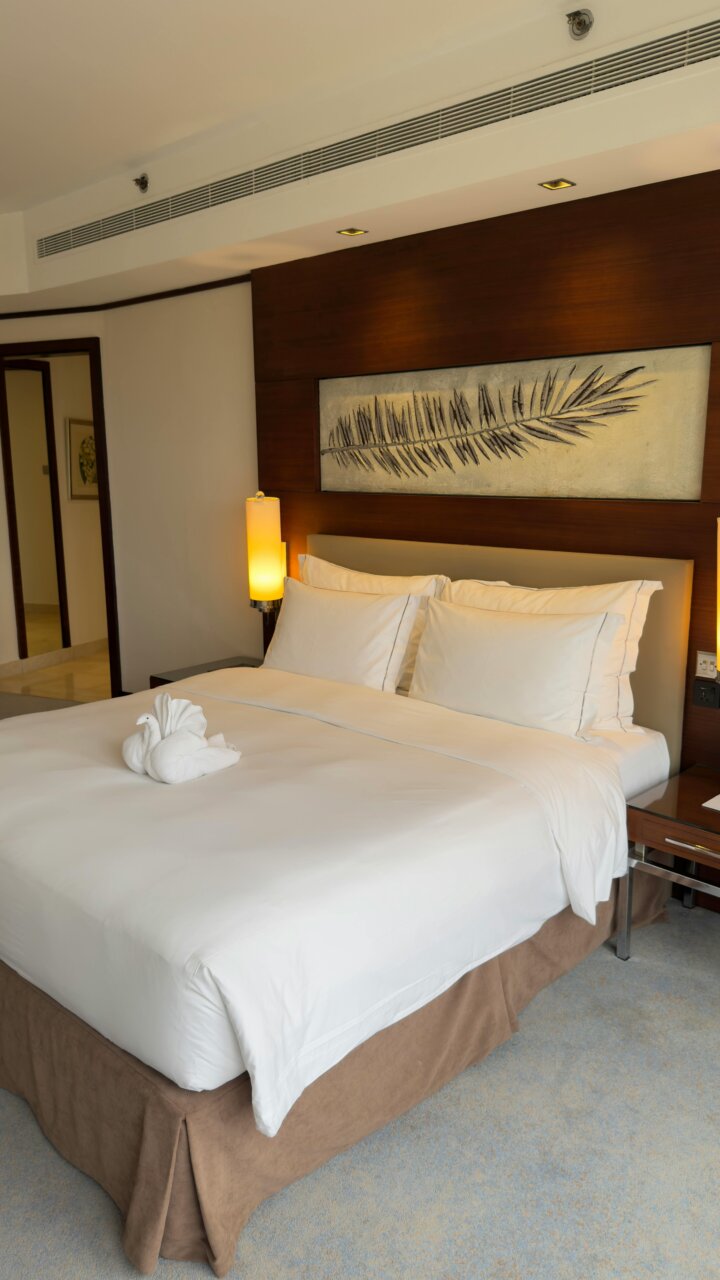 Habitación de hotel con cama y decoración moderna en Buenos Aires