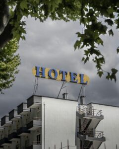 Vista del hotel Gualok con su letrero y arquitectura moderna