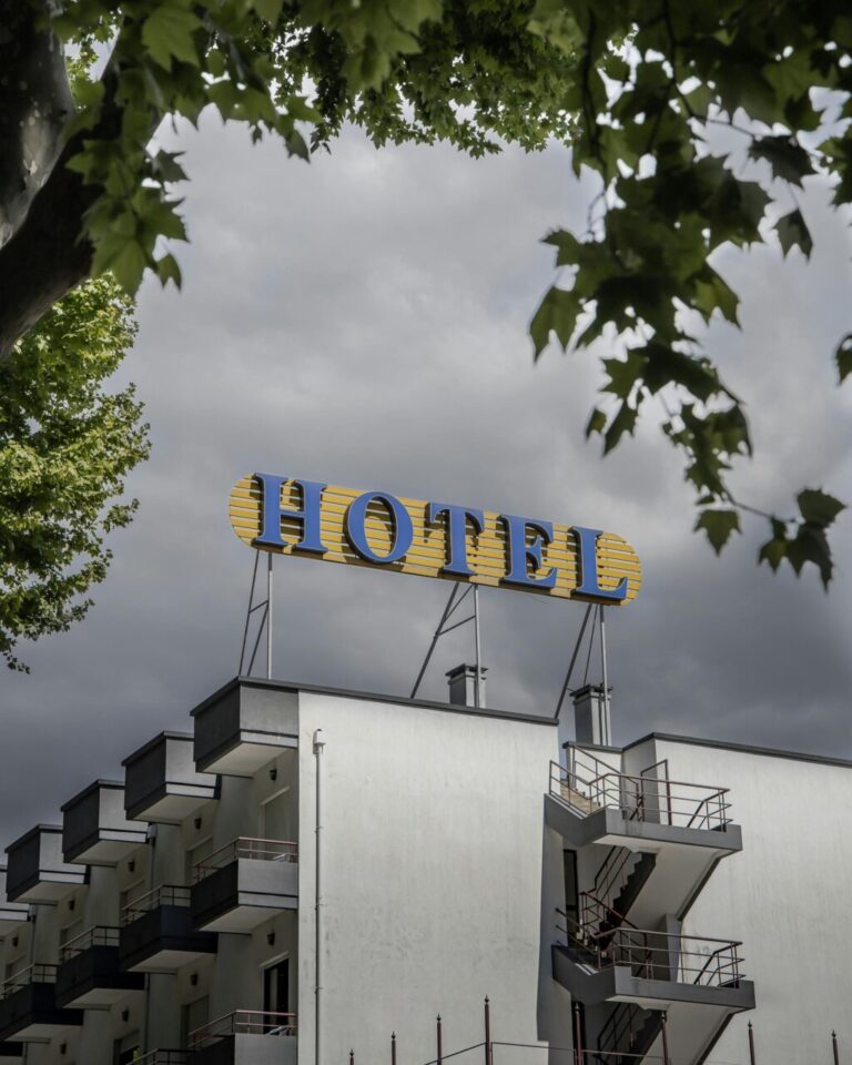 Vista del hotel Gualok con su letrero y arquitectura moderna
