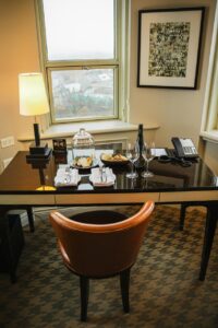 Mesa de hotel con comida y bebida en un ambiente elegante