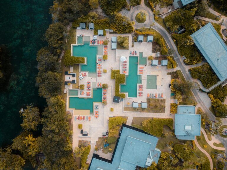 Vista aérea del hotel Olorun EcoMarina con piscinas y áreas verdes