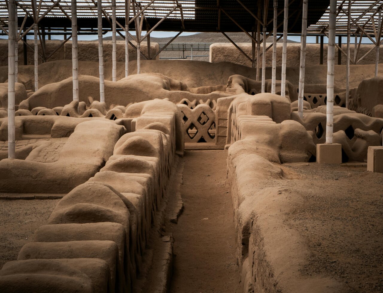 Vista de las Huacas de San Marcos en Lima, Perú, con estructuras de barro.