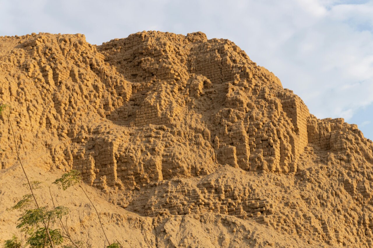 Vista de las Huacas de San Marcos en Lima, Perú