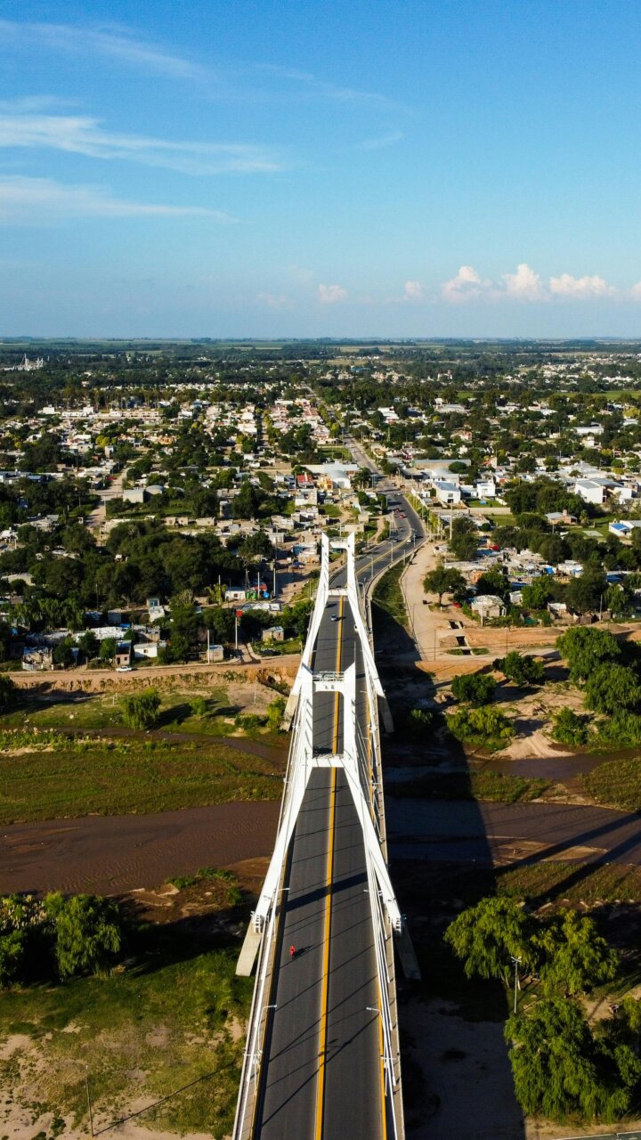 Vista aérea de un puente moderno en Córdoba, Argentina.