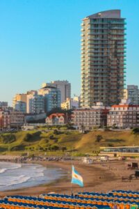 Vista del complejo turístico en Costa del Este con edificios y playa