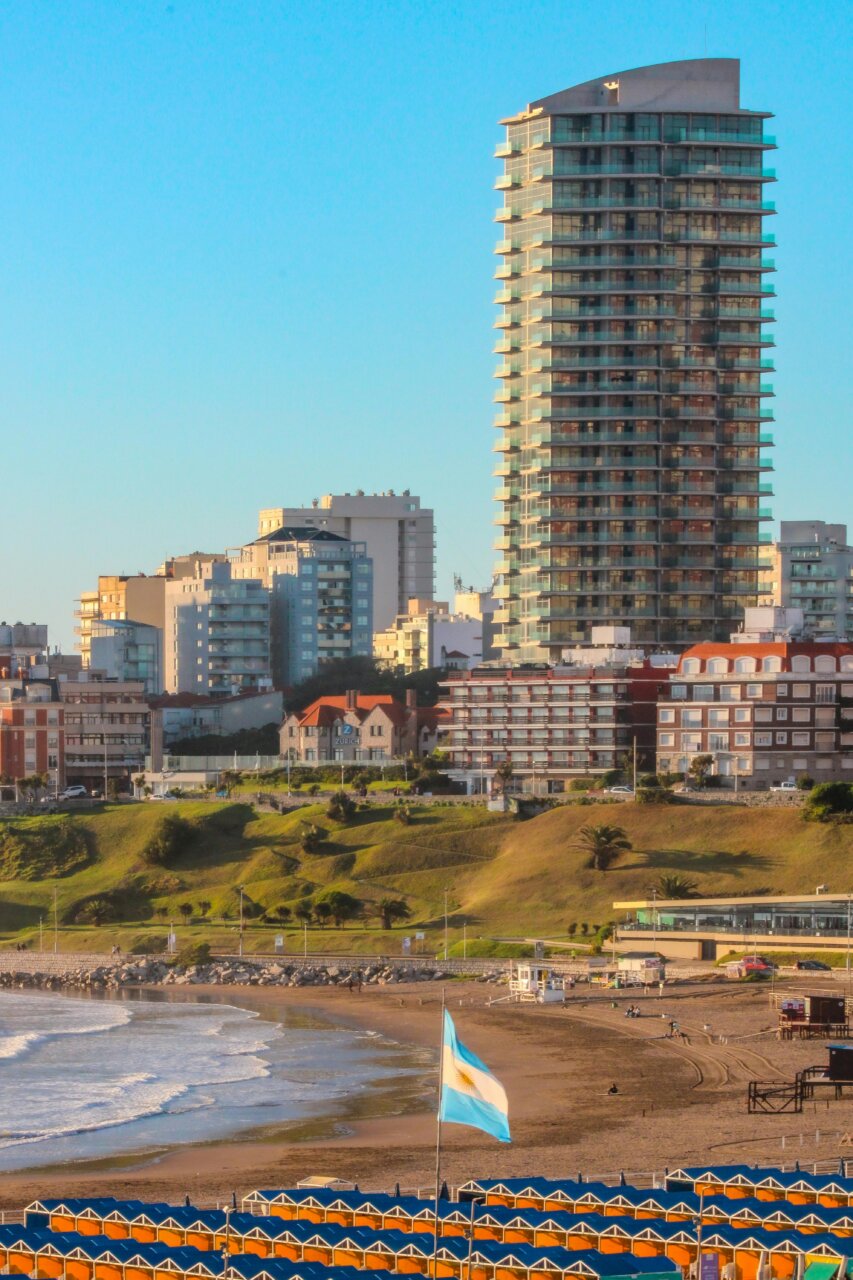 Vista del complejo turístico en Costa del Este con edificios y playa