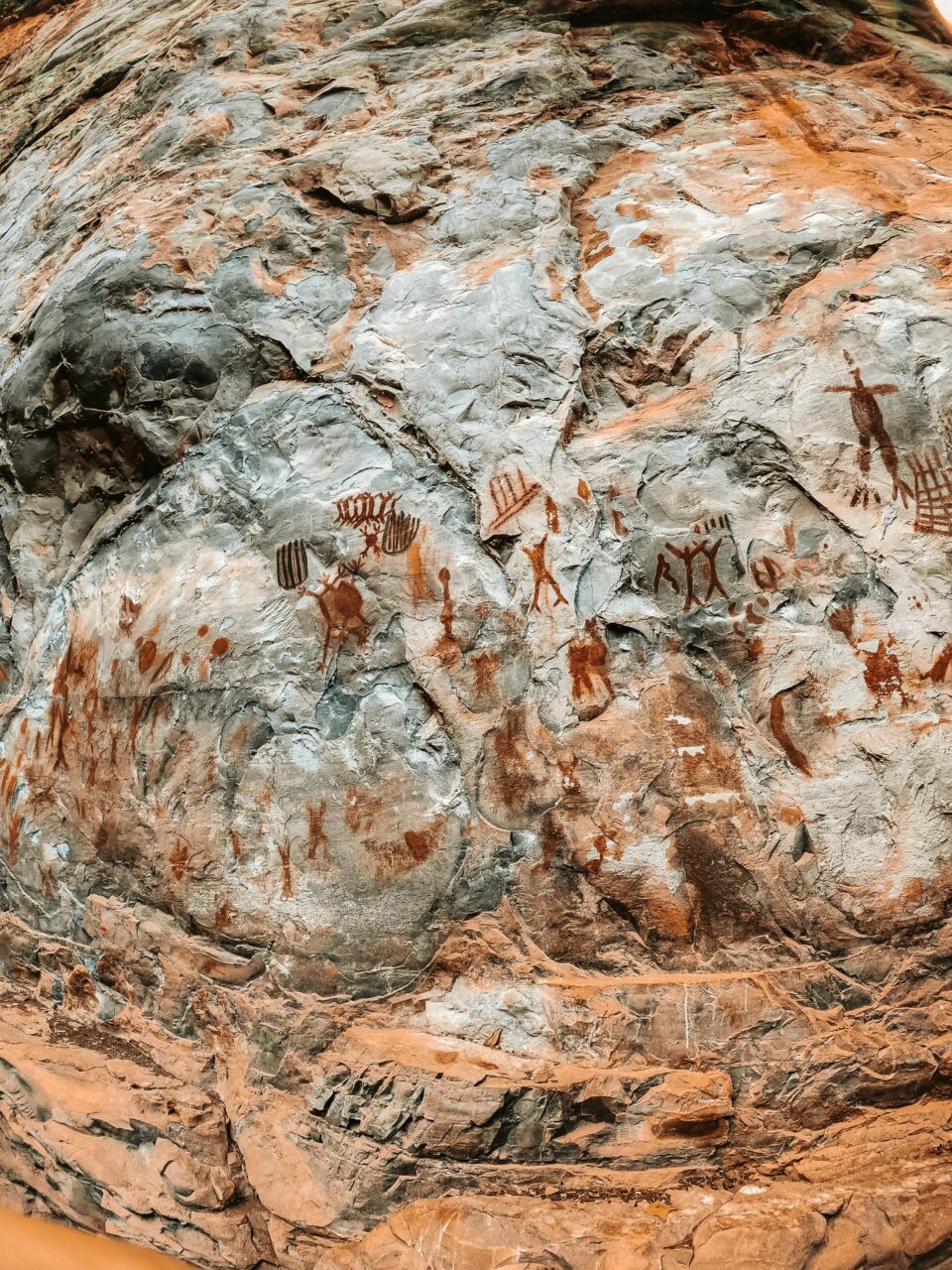 Pinturas rupestres en el complejo arqueológico de Miculla en Tacna.