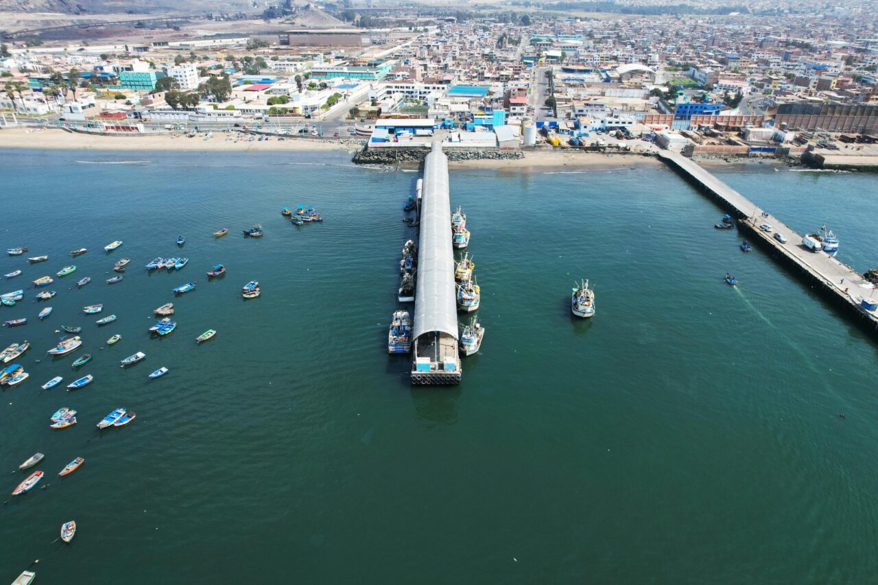 Vista aérea del puerto de Chimbote con barcos y la costa