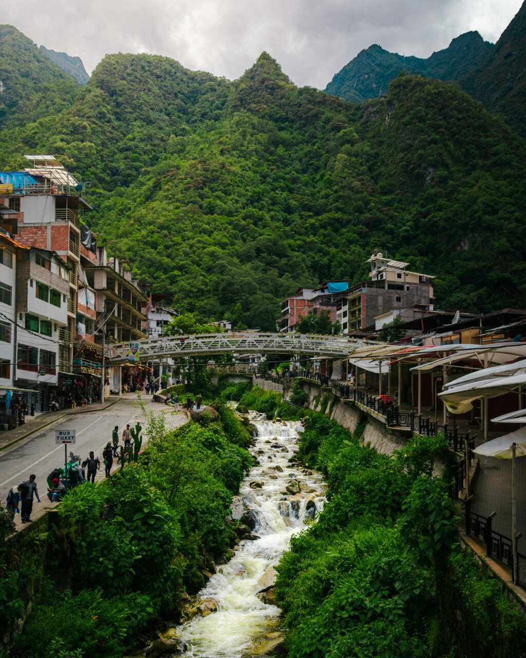 Vista del río y calles en Aguas Calientes cerca de Choquesuysuy