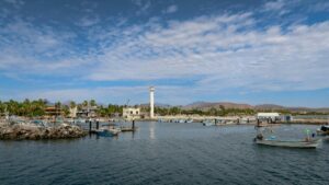 Vista del puerto en Loreto con barcos y faro