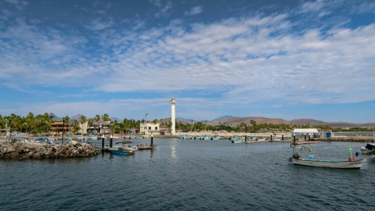 Vista del puerto en Loreto con barcos y faro