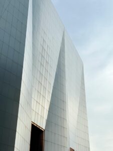 Vista del edificio moderno del macroproyecto Arena MARDEL Plata en construcción.