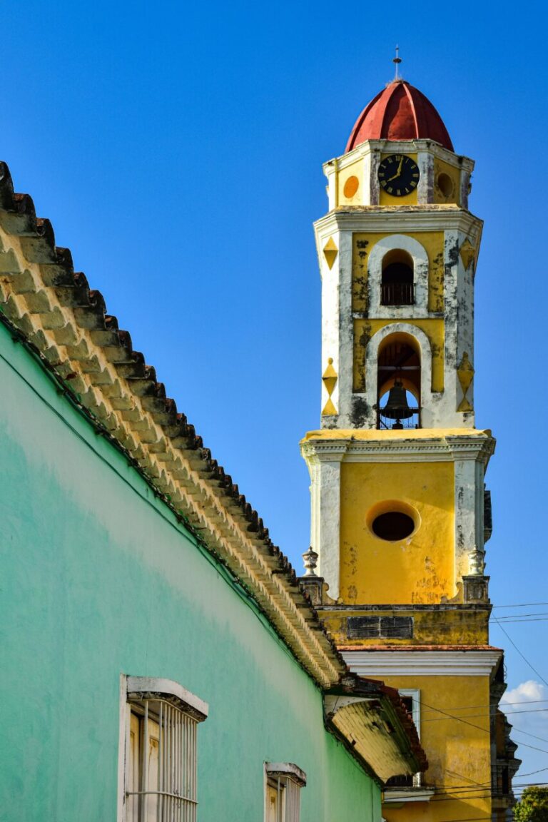Vista de la torre de un edificio colorido en un día soleado.