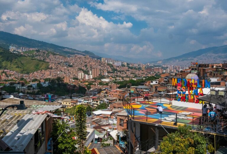 Vista panorámica de Medellín con montañas y edificios