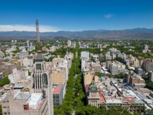 Vista aérea de Mendoza con edificios y montañas al fondo