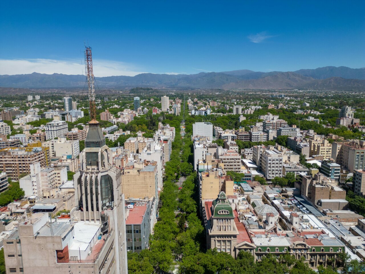 Vista aérea de Mendoza con edificios y montañas al fondo