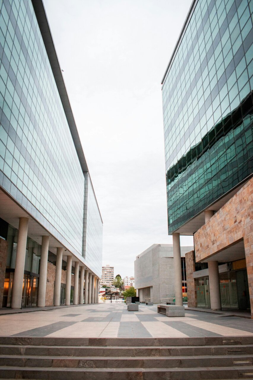 Vista de un moderno centro cívico en Ilo, Moquegua.