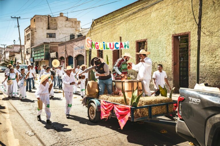 Celebración cultural en Singuilucan con trajes tradicionales y música