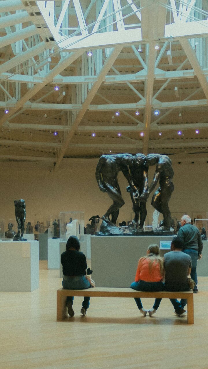 Visitantes observando esculturas en el Museo de Ciencias de la Amazonía