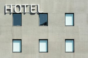 Fachada de un hotel con ventanas y letrero visible